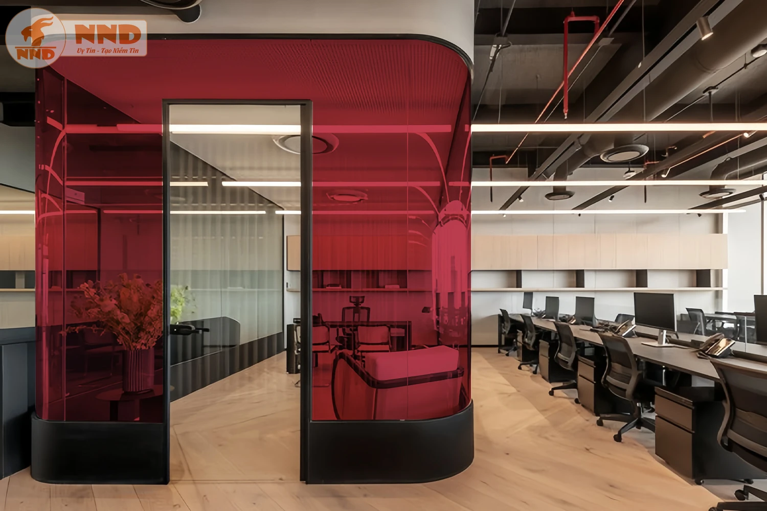 Phòng họp bán kín với vách kính cong đỏ