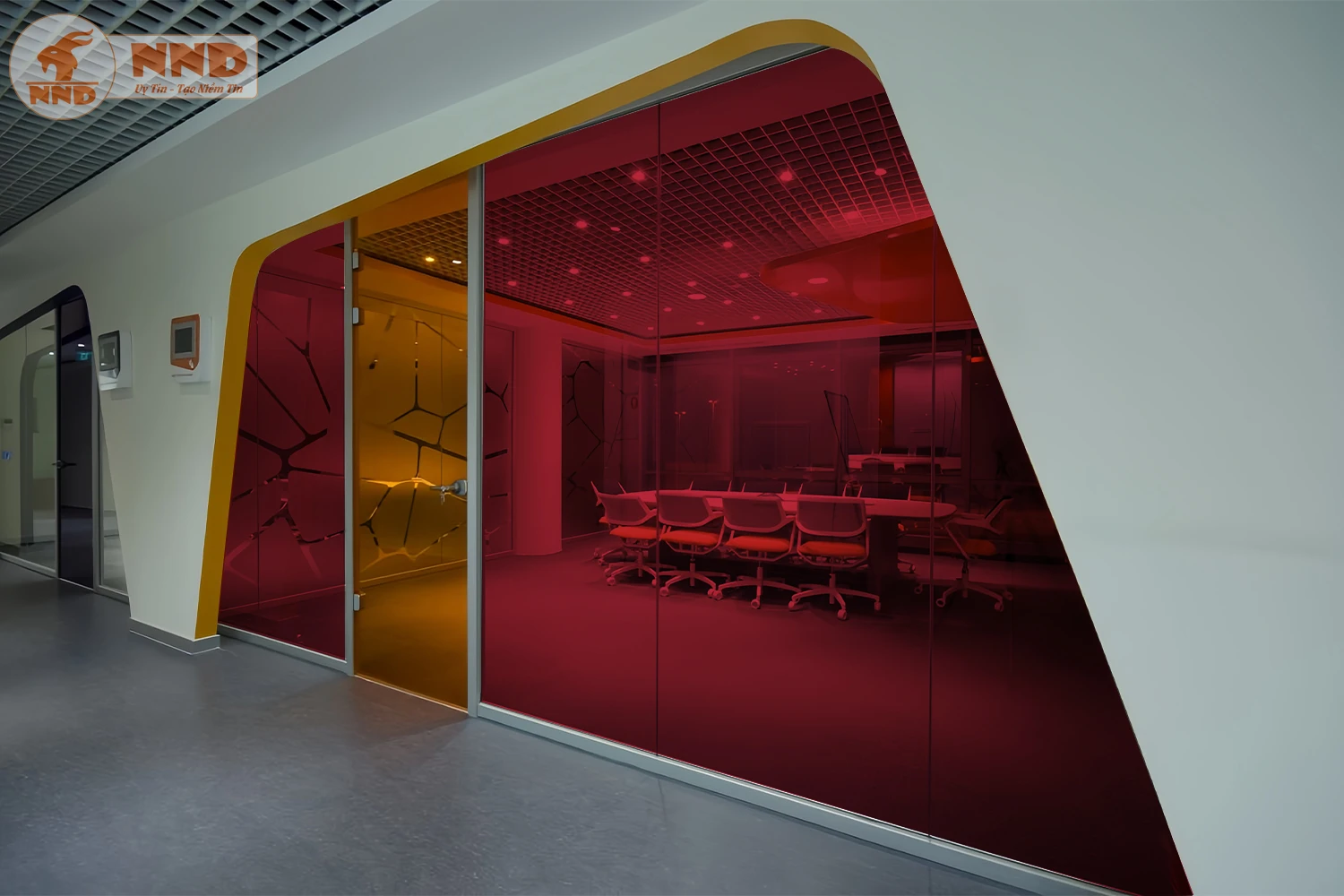 Phòng họp lớn với vách kính đỏ và cam, thiết kế góc cạnh