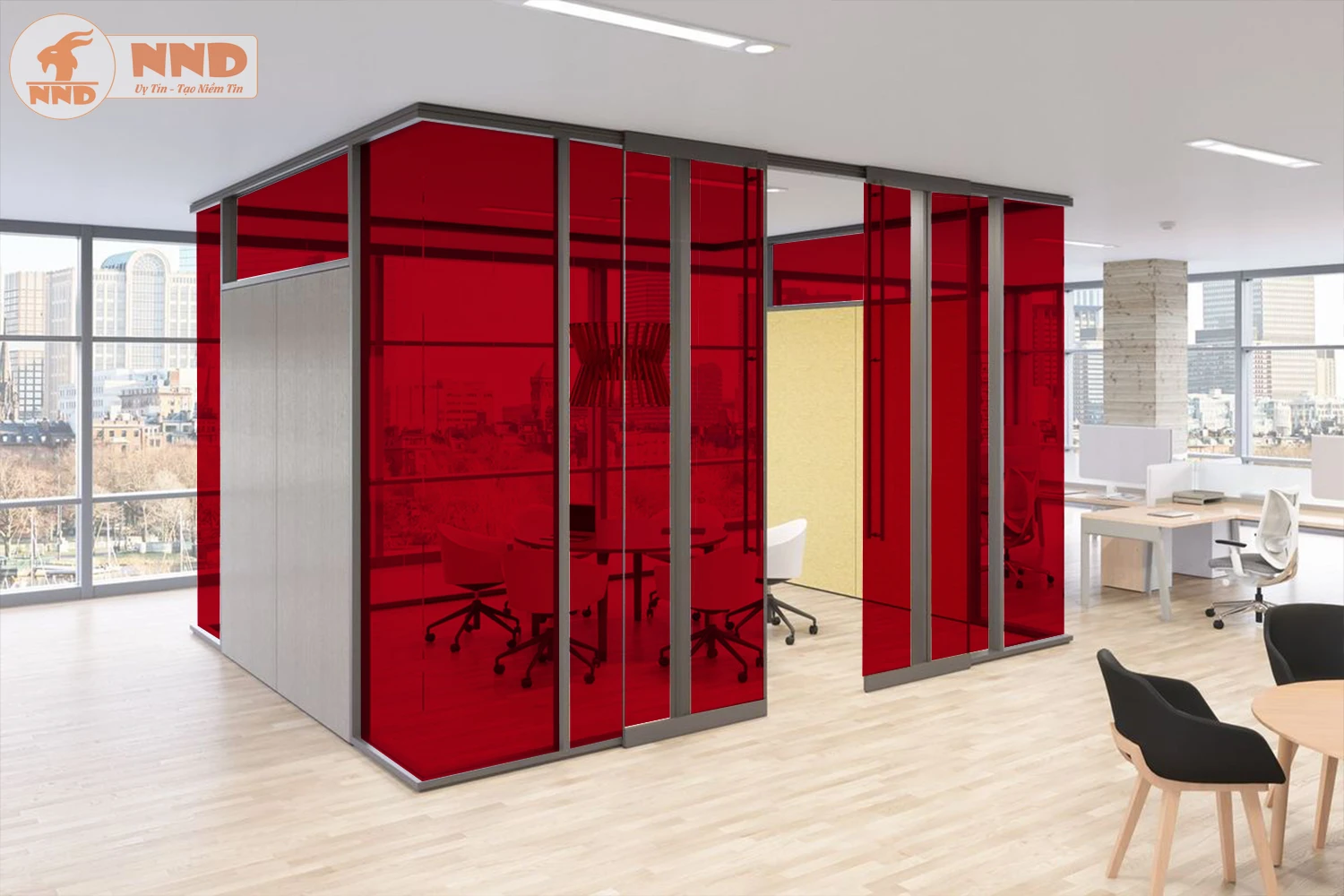 Văn phòng làm việc mở với phòng họp kính đỏ và vách ngăn di động