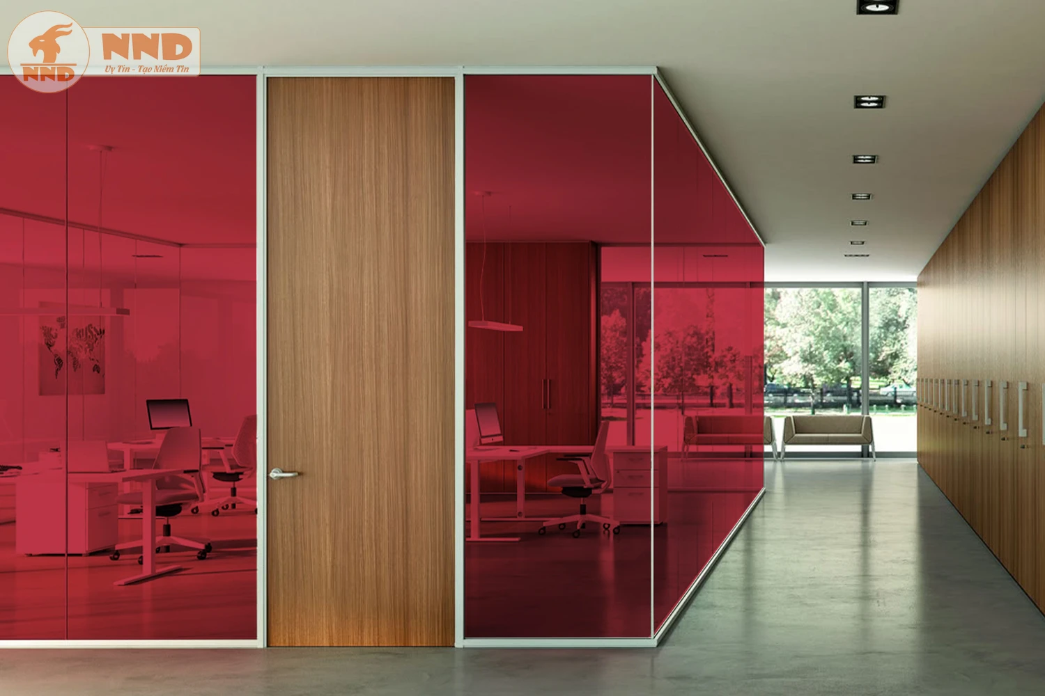 Hành lang văn phòng với phòng làm việc kính đỏ và cửa gỗ sang trọng