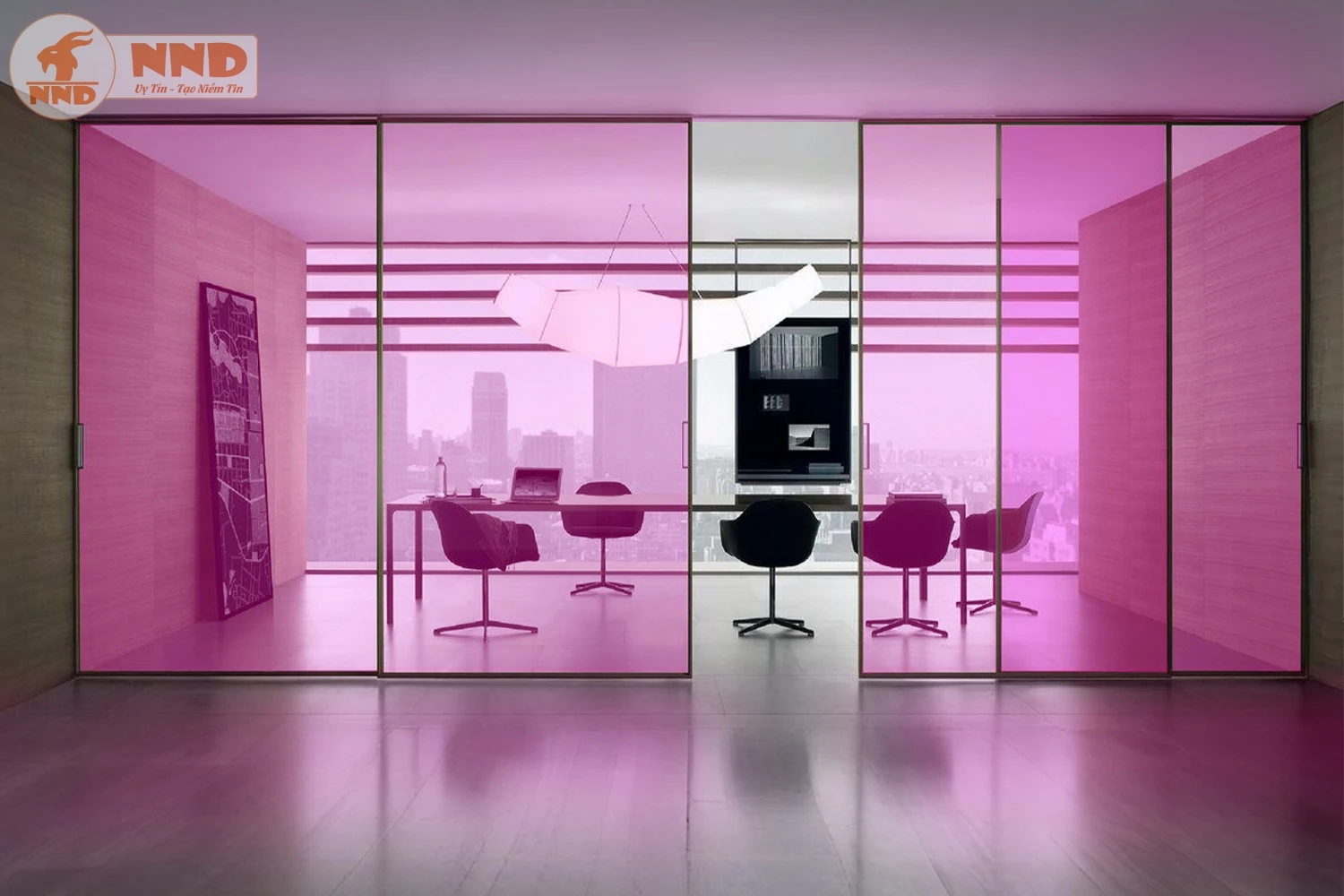 Văn phòng làm việc và phòng họp nhỏ với vách kính màu hồng, nhìn ra thành phố
