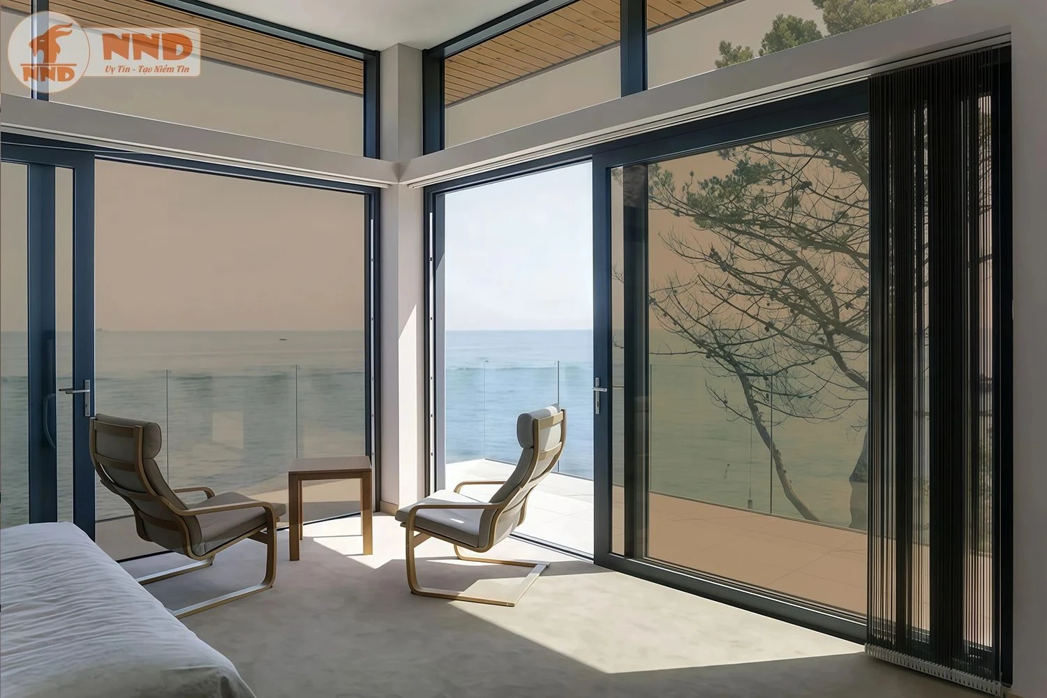 Phòng ngủ có cửa sổ kính lớn dán phim mẫu BC-20T nhìn ra biển