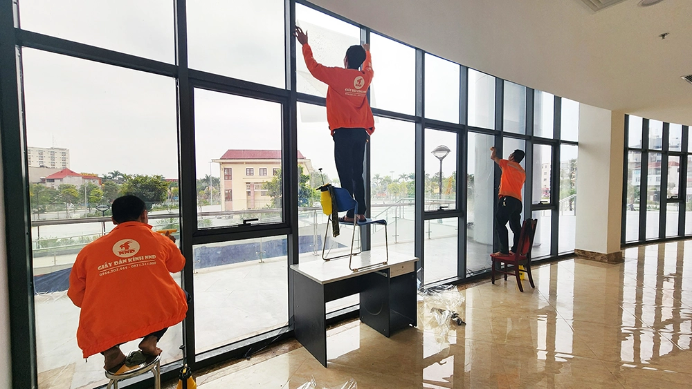 Thợ phim cách nhiệt ô tô