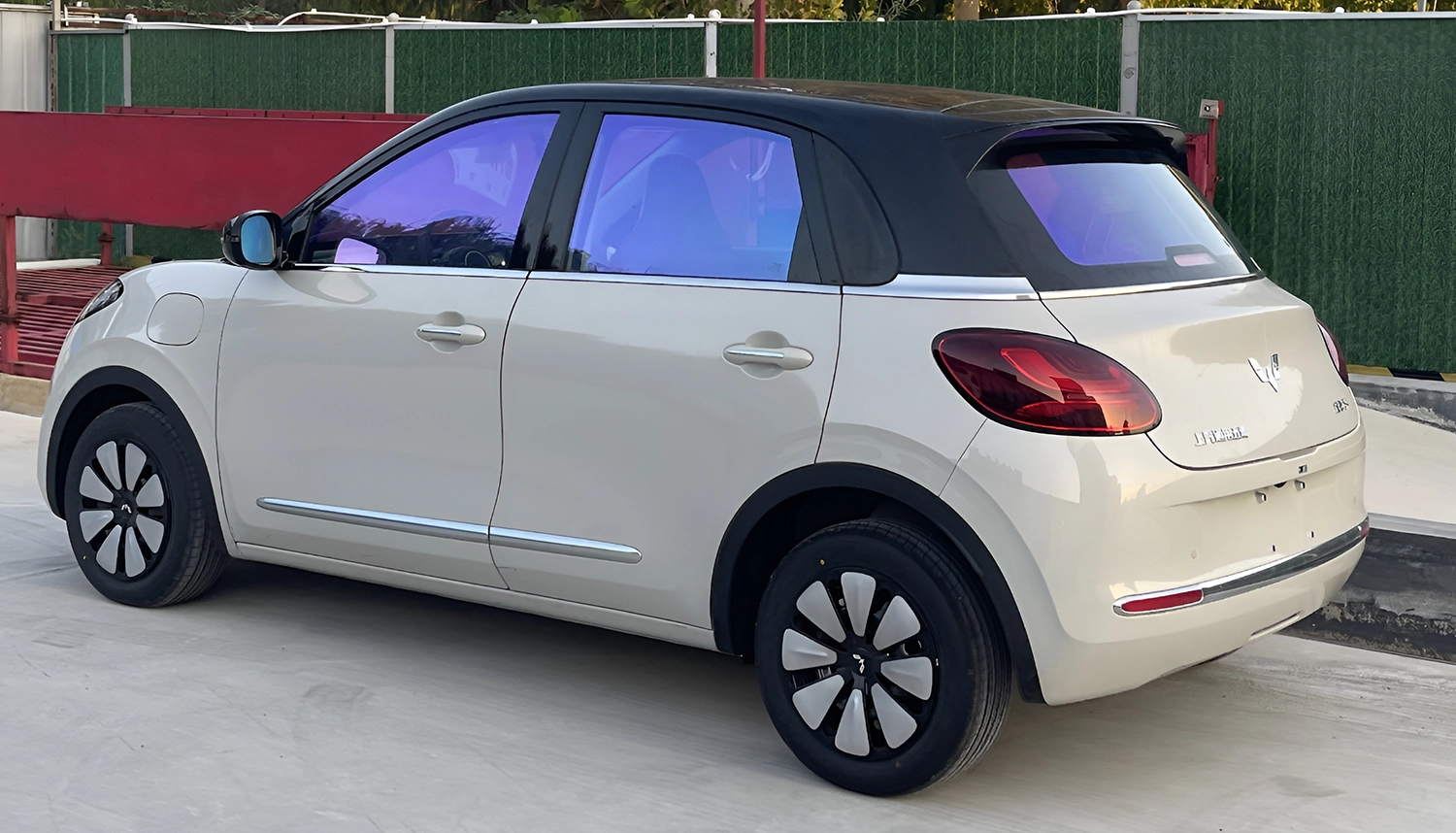 Dán full xe bằng mẫu phim quang học đổi màu