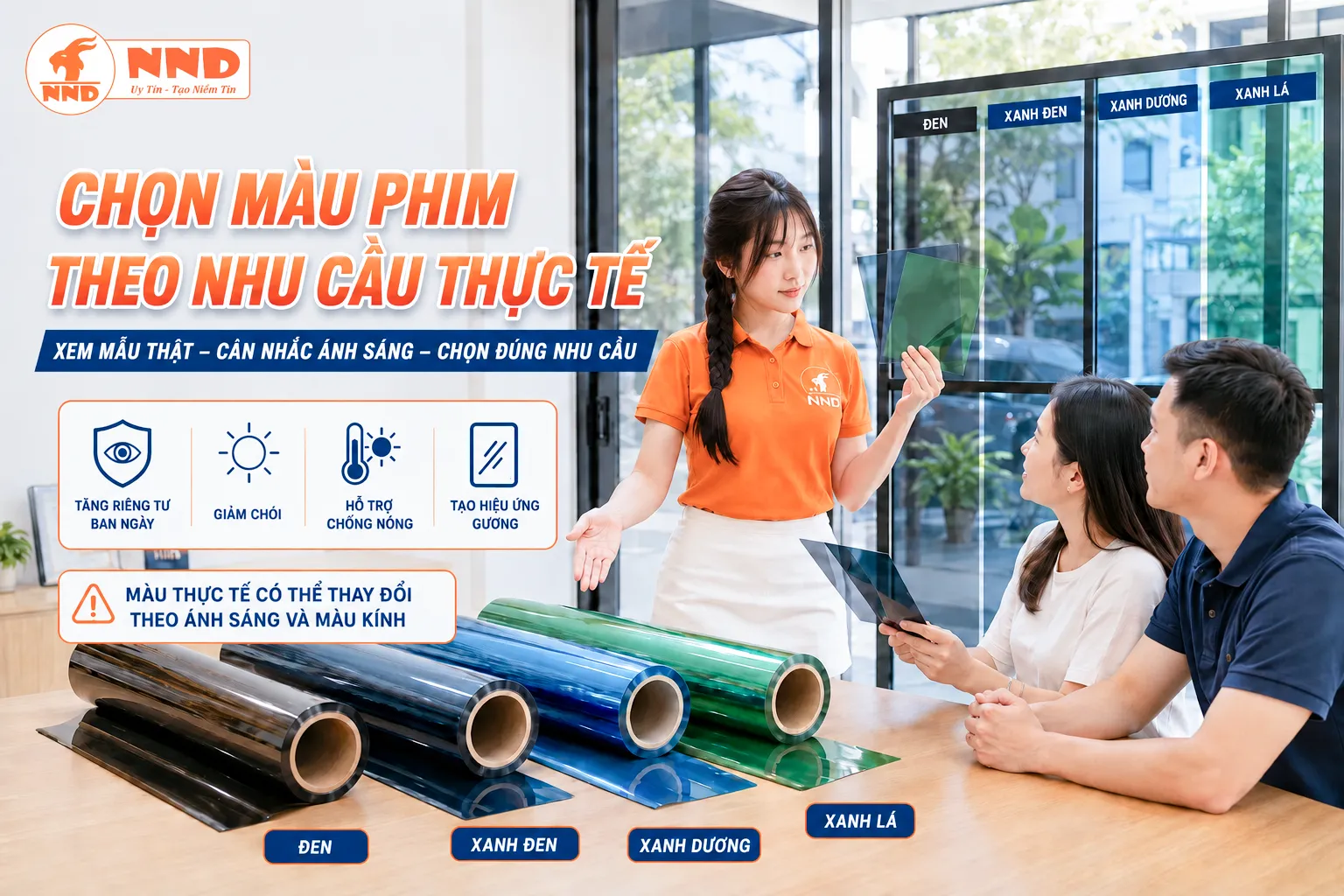 Nhân viên NND tư vấn khách hàng lựa chọn màu phim phản quang
