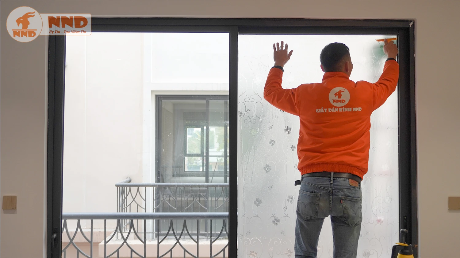 Họa tiết in nổi sắc nét trên nền cát mờ tạo cảm giác sang trọng, thanh lịch cho phòng khách hay cửa sổ phòng ngủ.