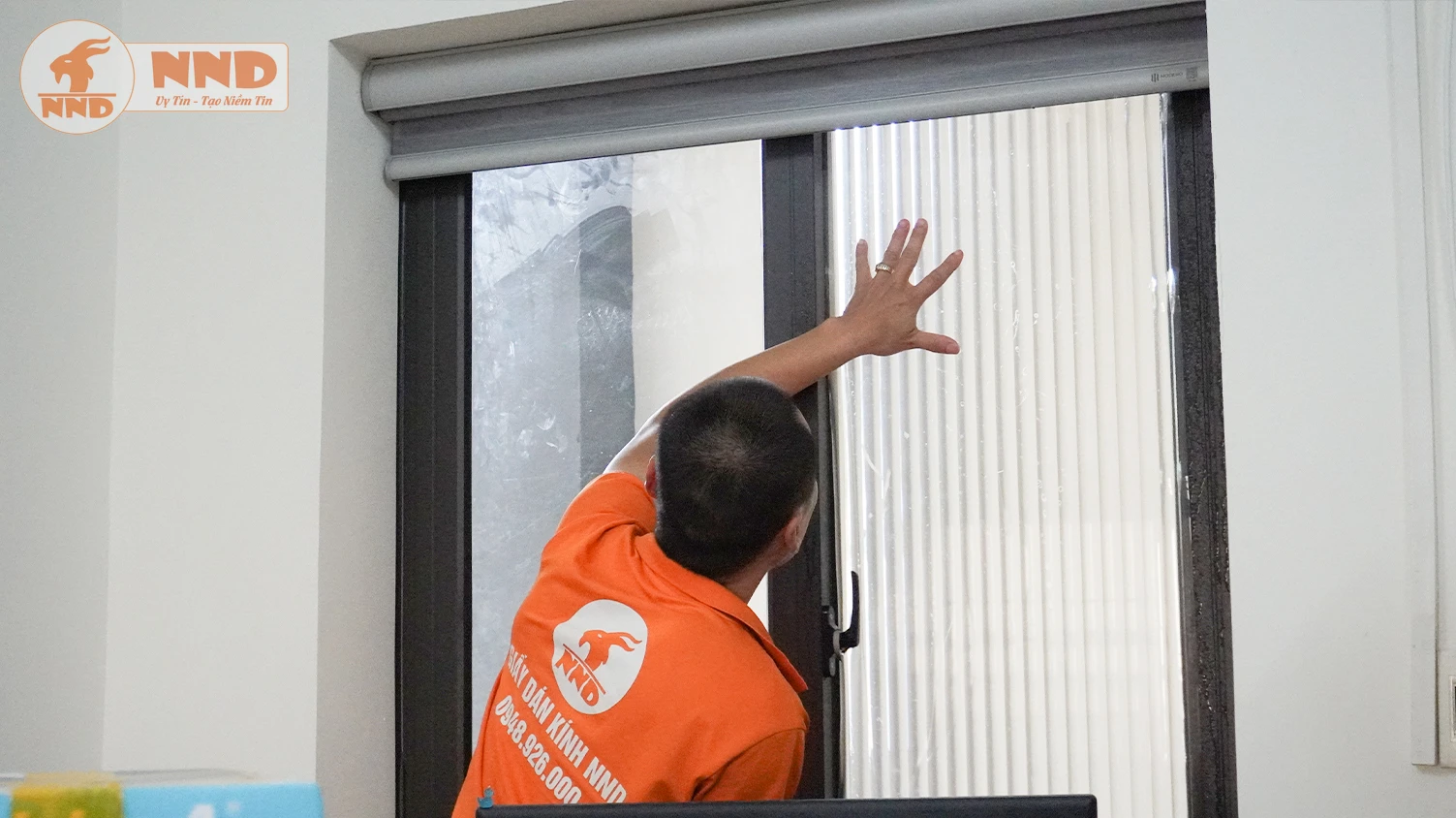 Bảo vệ không gian riêng tư theo cách tinh tế nhất. Với độ mờ lý tưởng, mẫu vân sóng dọc to giúp bạn thoải mái sinh hoạt mà không lo những ánh mắt tò mò từ bên ngoài.