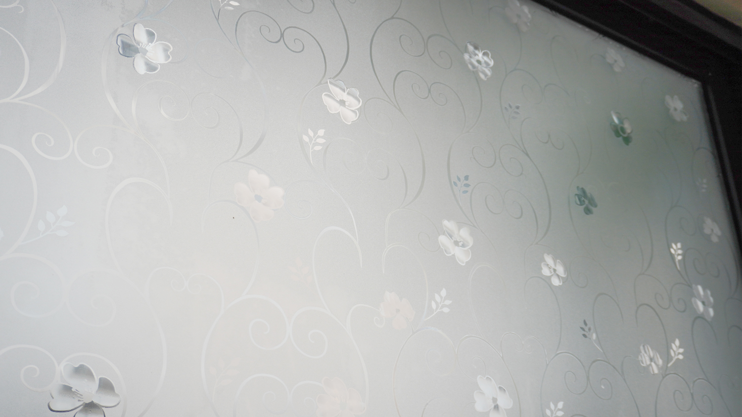 Mẫu decal 3D CT3D-06 với họa tiết dây leo hoa uốn lượn mềm mại sẽ biến vách kính thành một bức tranh nghệ thuật đầy chất thơ.