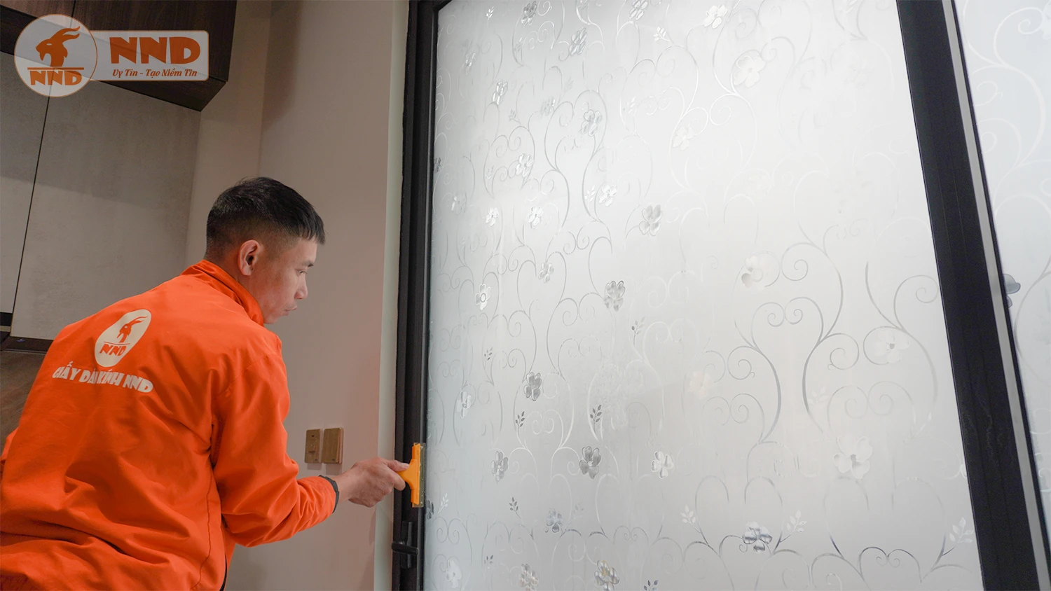 Thay áo mới cho cửa kính – Nâng tầm không gian sống Đừng để những tấm kính trắng đơn điệu làm không gian nhà bạn trở nên nhàm chán.