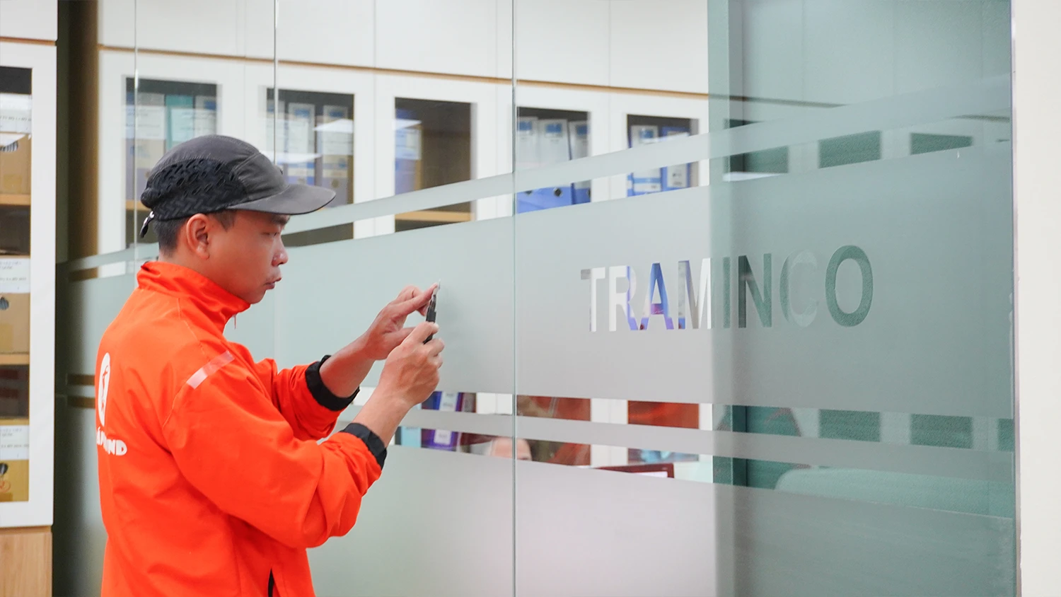 Thợ dán kính chuyên nghiệp của Giấy dán kính NND.