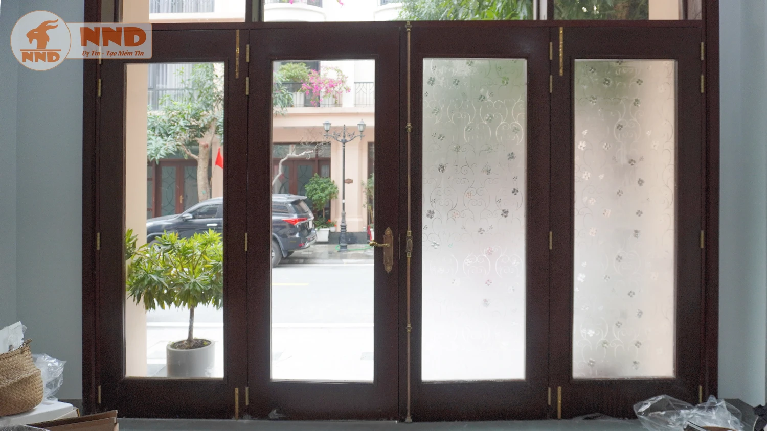 Trước và sau khi dán mẫu decal trang trí CT3D-06