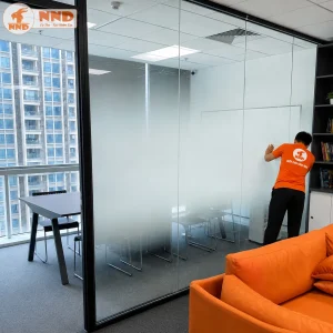 Ứng dụng thực tế của phim Gradient trong phòng họp văn phòng. Phần giữa được làm mờ để che khu vực làm việc và bàn họp, trong khi phần trên vẫn trong suốt giúp không gian luôn sáng và rộng rãi hơn.