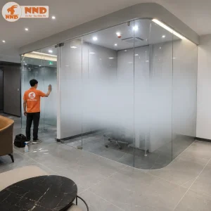 Thi công thực tế phim Gradient cho cụm phòng họp văn phòng. Sau khi hoàn thiện, lớp phim tạo hiệu ứng mờ chuyển sắc đồng đều trên toàn bộ hệ kính, giúp phân chia không gian hiệu quả mà vẫn giữ được sự thông thoáng.