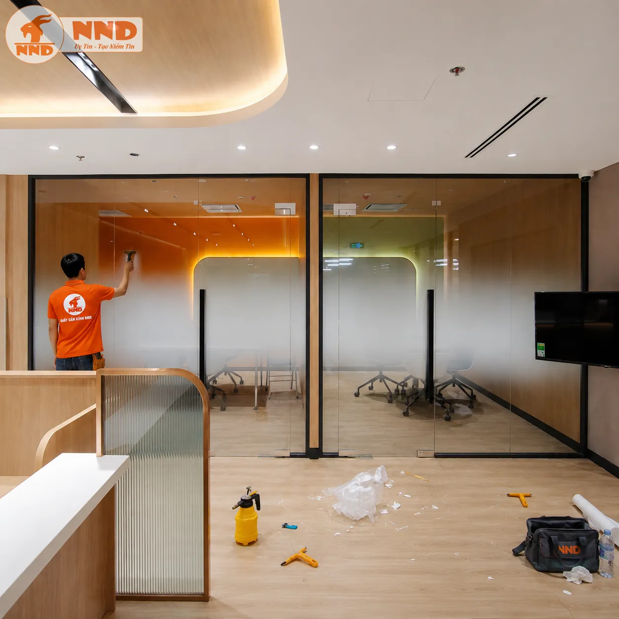 Vách kính văn phòng sử dụng phim Gradient với hiệu ứng chuyển sắc từ mờ sang trong, tạo chiều sâu cho không gian và tăng tính riêng tư mà vẫn đảm bảo ánh sáng tự nhiên.