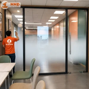 Thi công phim dán kính Gradient cho phòng họp sử dụng cửa kính mở quay. Lớp phim chuyển sắc vừa tăng tính thẩm mỹ vừa giảm cảm giác lộ không gian bên trong, phù hợp với các văn phòng cần sự riêng tư nhưng vẫn ưu tiên ánh sáng tự nhiên.