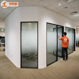 Thi công thực tế phim dán kính hiệu ứng Gradient trên hệ vách kính văn phòng. Hiệu ứng chuyển sắc từ trong suốt sang mờ giúp tăng sự riêng tư cho không gian làm việc nhưng vẫn giữ được ánh sáng tự nhiên, mang đến cảm giác hiện đại, thông thoáng và chuyên nghiệp.