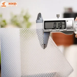 Cận cảnh chất liệu phim dán kính Gradient với độ dày khoảng 0.18mm. Chất liệu PET cao cấp có độ ổn định tốt, bề mặt mịn, dễ thi công và bám kính chắc chắn, phù hợp sử dụng lâu dài cho văn phòng, showroom và trung tâm thương mại.