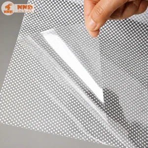 Phim dán kính Gradient sử dụng lớp keo trong suốt có độ bám cao, dễ bóc tách lớp đế để thi công. Sau khi dán, lớp phim bám đều trên bề mặt kính, hạn chế bong mép và mang lại tính thẩm mỹ cao.