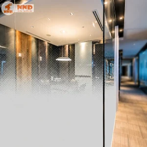 Hiệu ứng chuyển sắc dạng chấm (Dot Gradient) tạo sự chuyển tiếp mềm mại giữa vùng trong suốt và vùng mờ. Thiết kế này giúp che tầm nhìn ở khu vực cần riêng tư nhưng vẫn giữ cảm giác mở và tận dụng tối đa nguồn sáng tự nhiên.