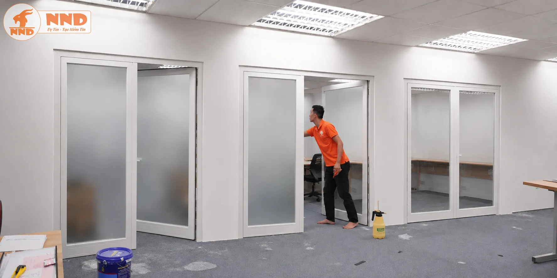 Dán decal mờ trơn kín trọn vẹn cánh cửa kính văn phòng mang đến giải pháp bảo mật không gian tuyệt đối, cách biệt hoàn hảo giữa các phòng ban.