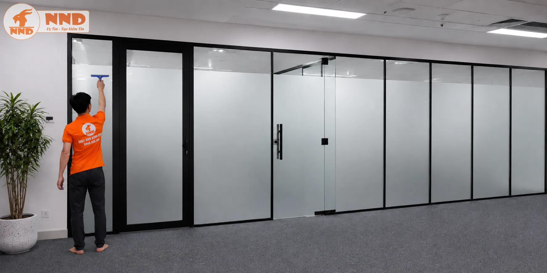 Dán decal mờ trơn kín trọn vẹn cánh cửa kính văn phòng mang đến giải pháp bảo mật không gian tuyệt đối, cách biệt hoàn hảo giữa các phòng ban.