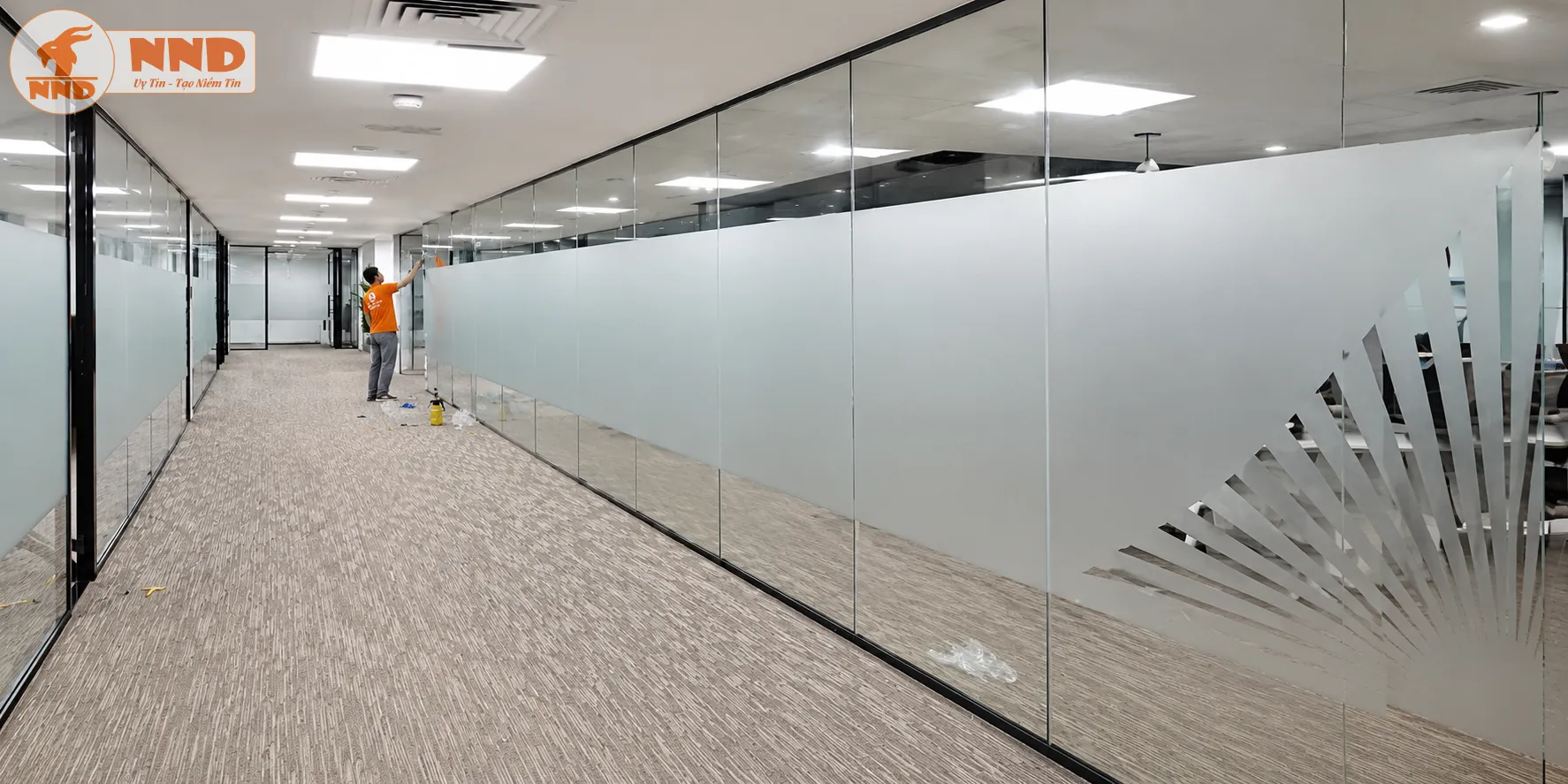 Sự kết hợp hoàn hảo giữa dán decal mờ trơn và đường cắt phá cách ở góc kính giúp tối ưu tính riêng tư mà vẫn tạo điểm nhấn nghệ thuật độc đáo dọc hành lang.