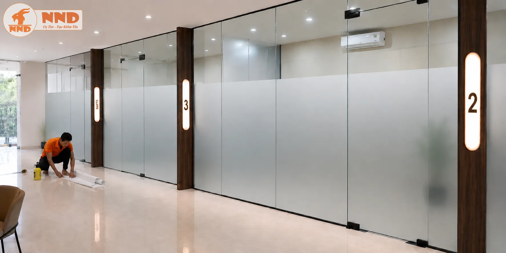 Toàn bộ bề mặt kính được phủ bằng decal mờ trơn giúp che tầm nhìn hiệu quả nhưng vẫn giữ được độ sáng tự nhiên. Đây là giải pháp tối giản, tinh tế và phù hợp với nhiều phong cách thiết kế văn phòng hiện đại.