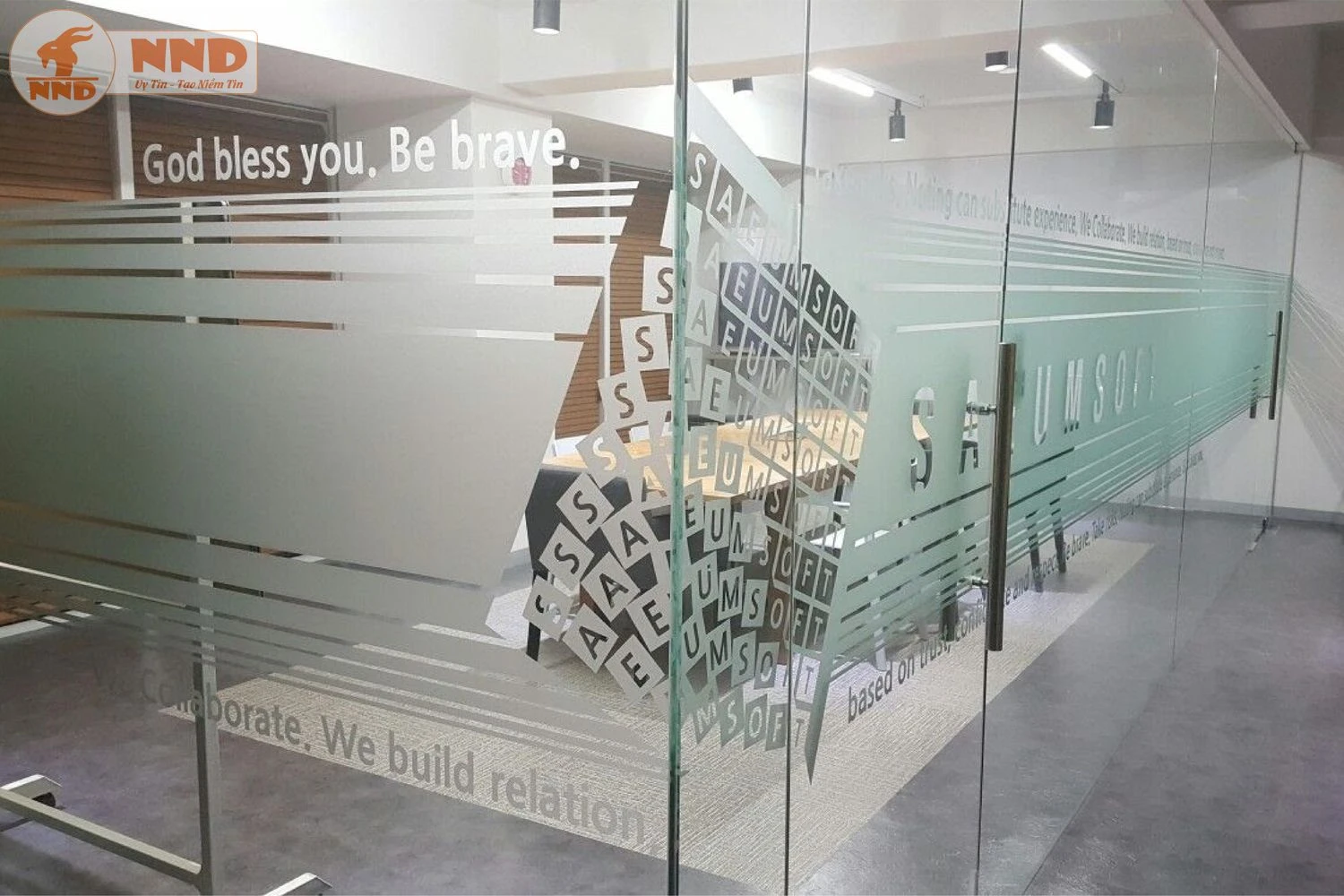 Decal kẻ chỉ cách điệu tạo cảm giác mạnh mẽ.