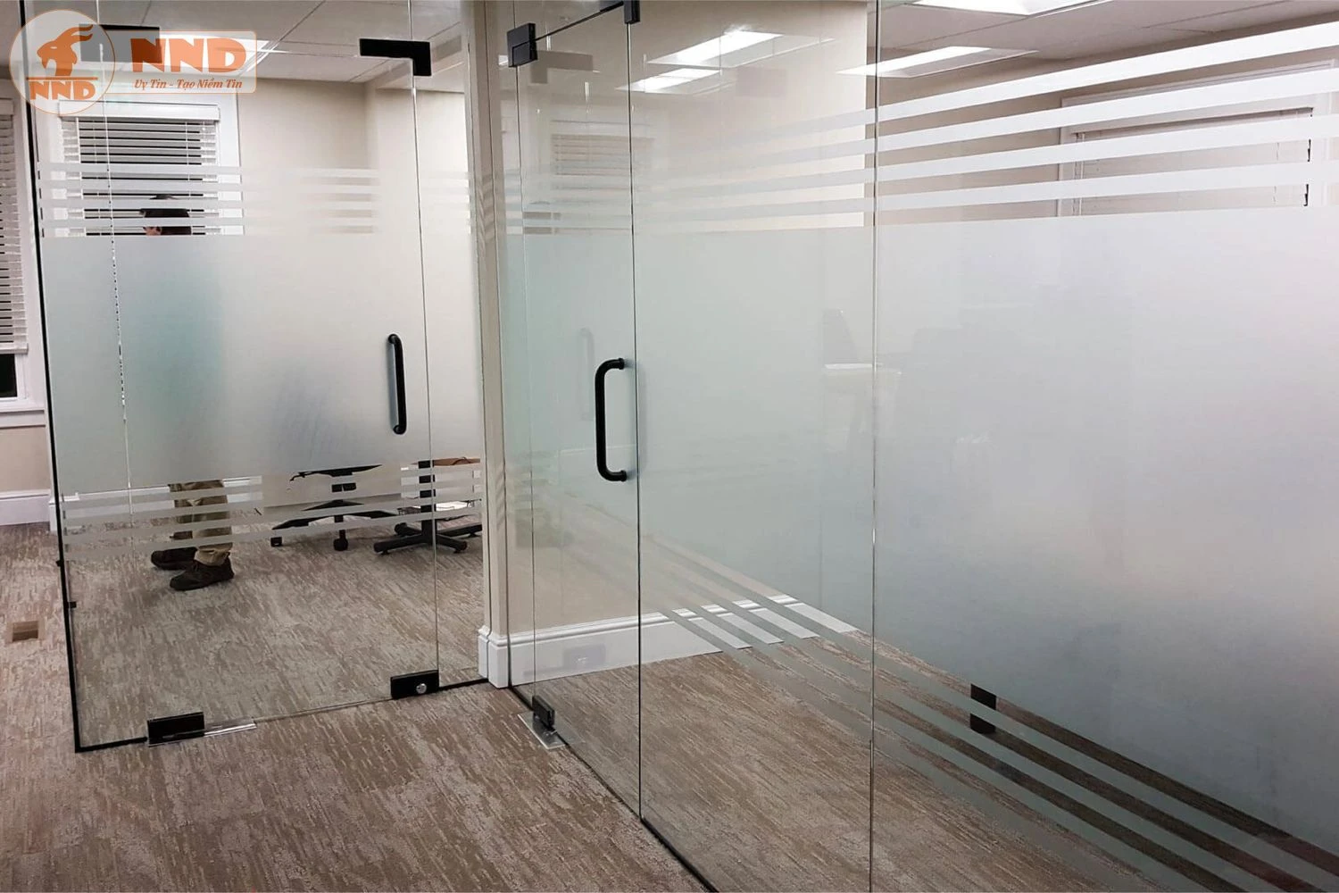 Decal kẻ chỉ dán vách kính văn phòng.