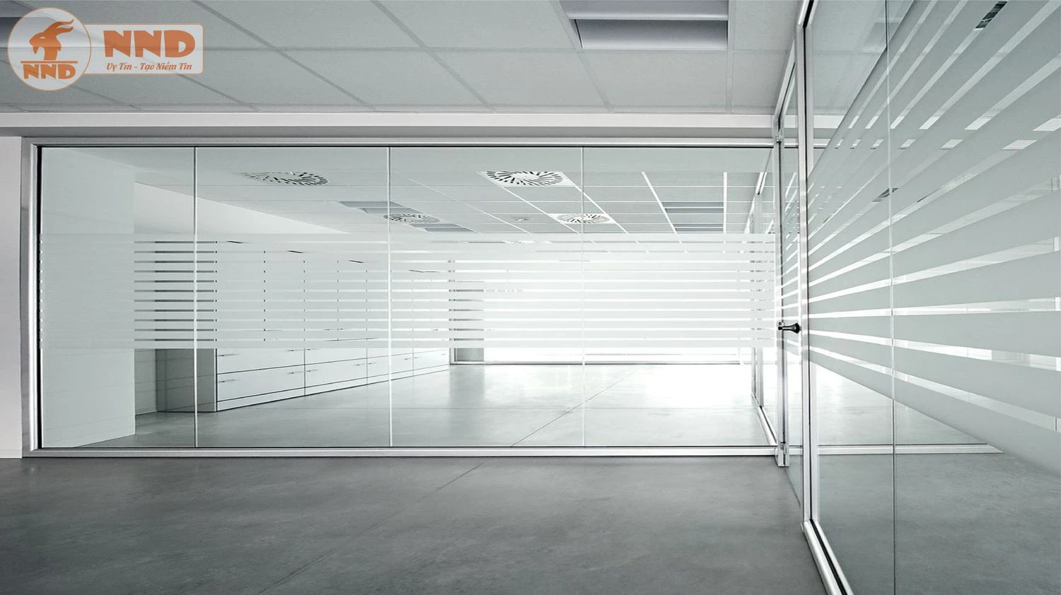 Decal kẻ chỉ dán vách kính văn phòng.