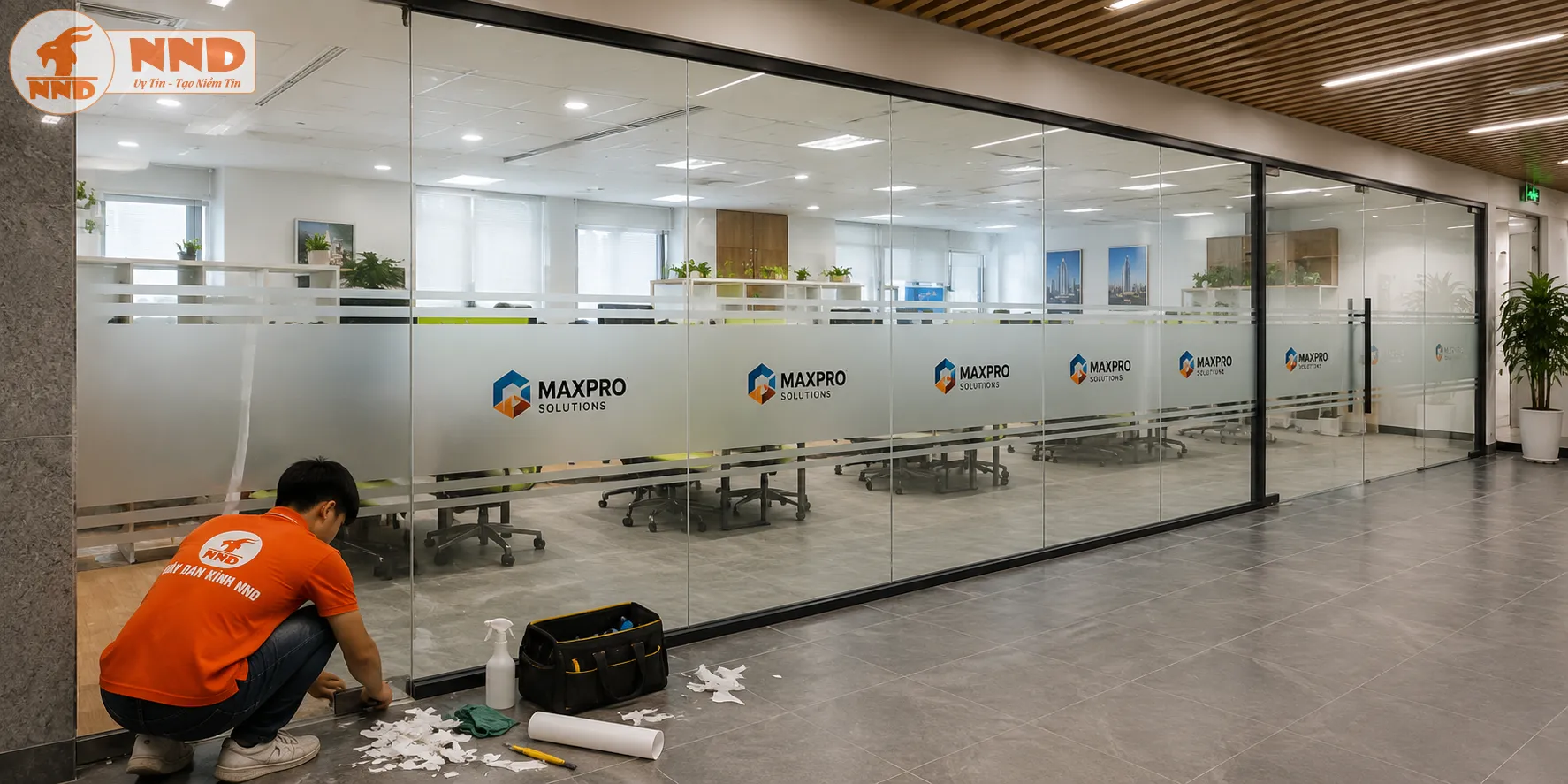 Mẫu decal mờ dán kính in logo Maxpro Solutions với bố cục đồng đều trên toàn bộ hệ kính, tạo nên không gian văn phòng hiện đại và đồng bộ.
