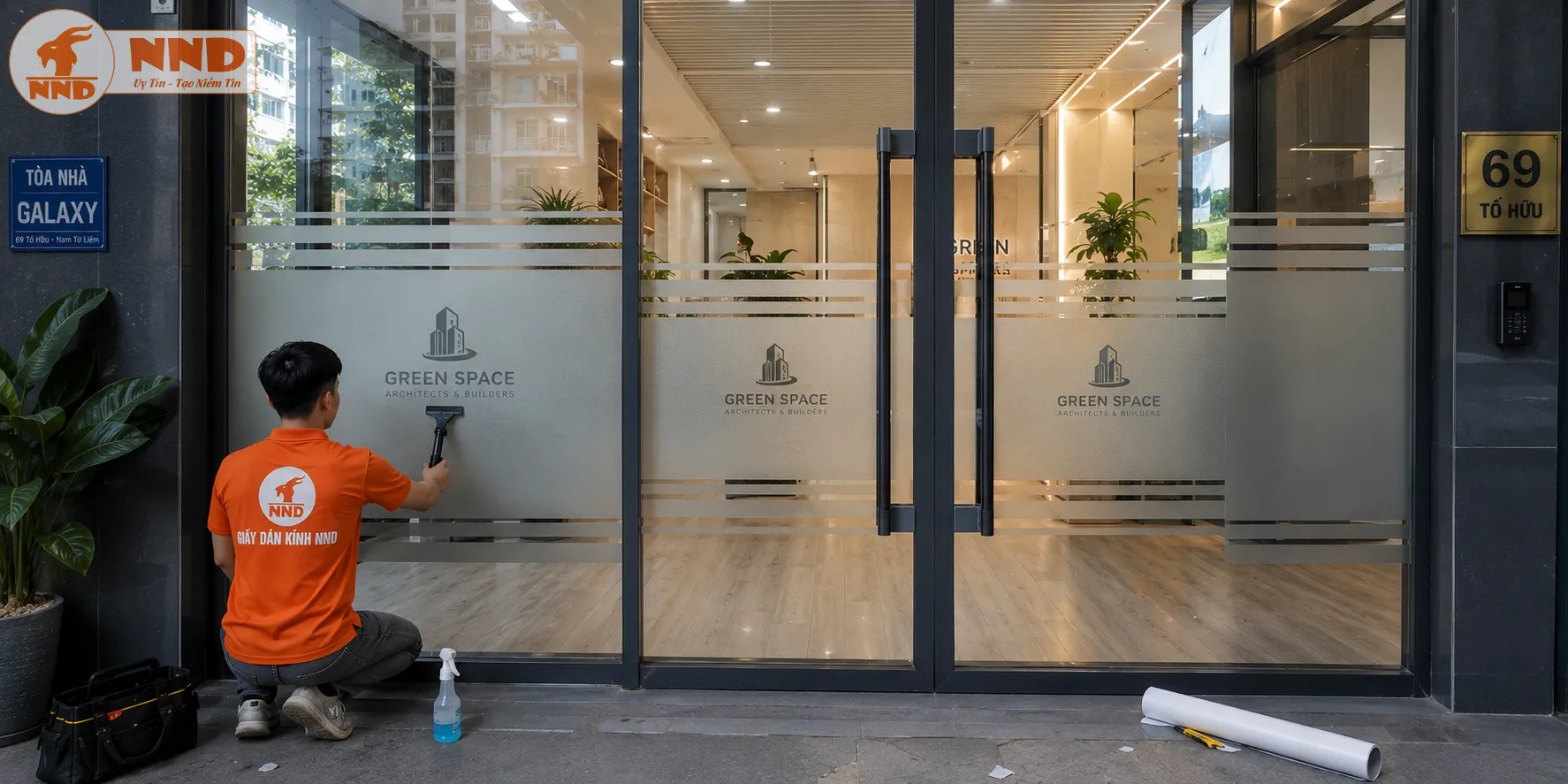 Mẫu decal mờ in logo Green Space Architects & Builders trên cửa kính văn phòng, kết hợp các đường chỉ ngang giúp không gian hiện đại và tinh tế hơn.
