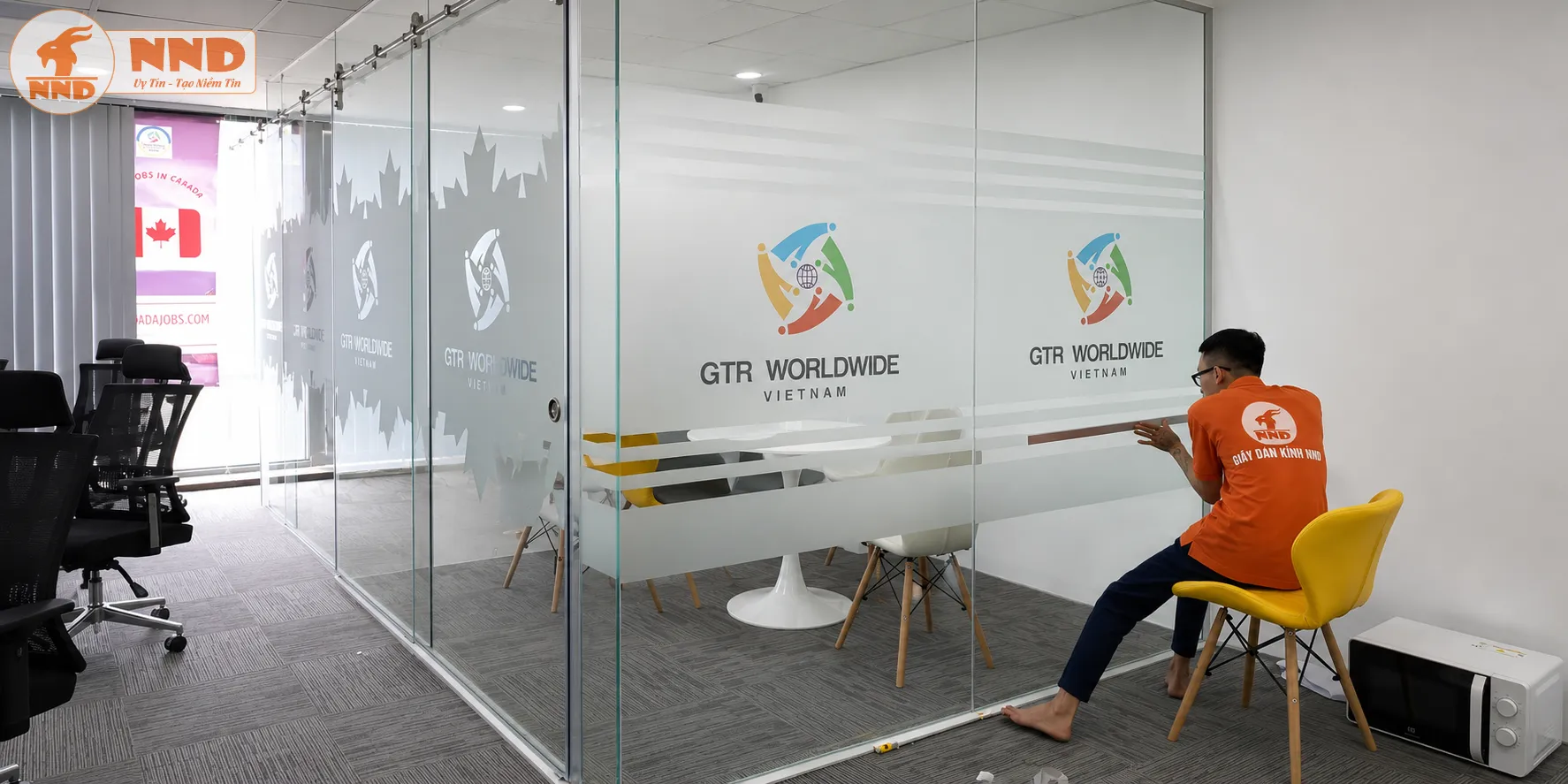 Mẫu decal mờ dán kính in logo GTR Worldwide Vietnam trong phòng họp kính, mang đến không gian làm việc hiện đại, riêng tư và nổi bật hình ảnh doanh nghiệp.