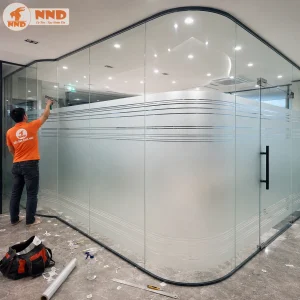 Mẫu decal mờ kẻ chỉ uốn cong theo vách kính, tạo điểm nhấn mềm mại và hiện đại. Phù hợp cho văn phòng cao cấp, phòng họp hoặc khu vực lễ tân, vừa đảm bảo riêng tư vừa giữ không gian luôn sáng thoáng.