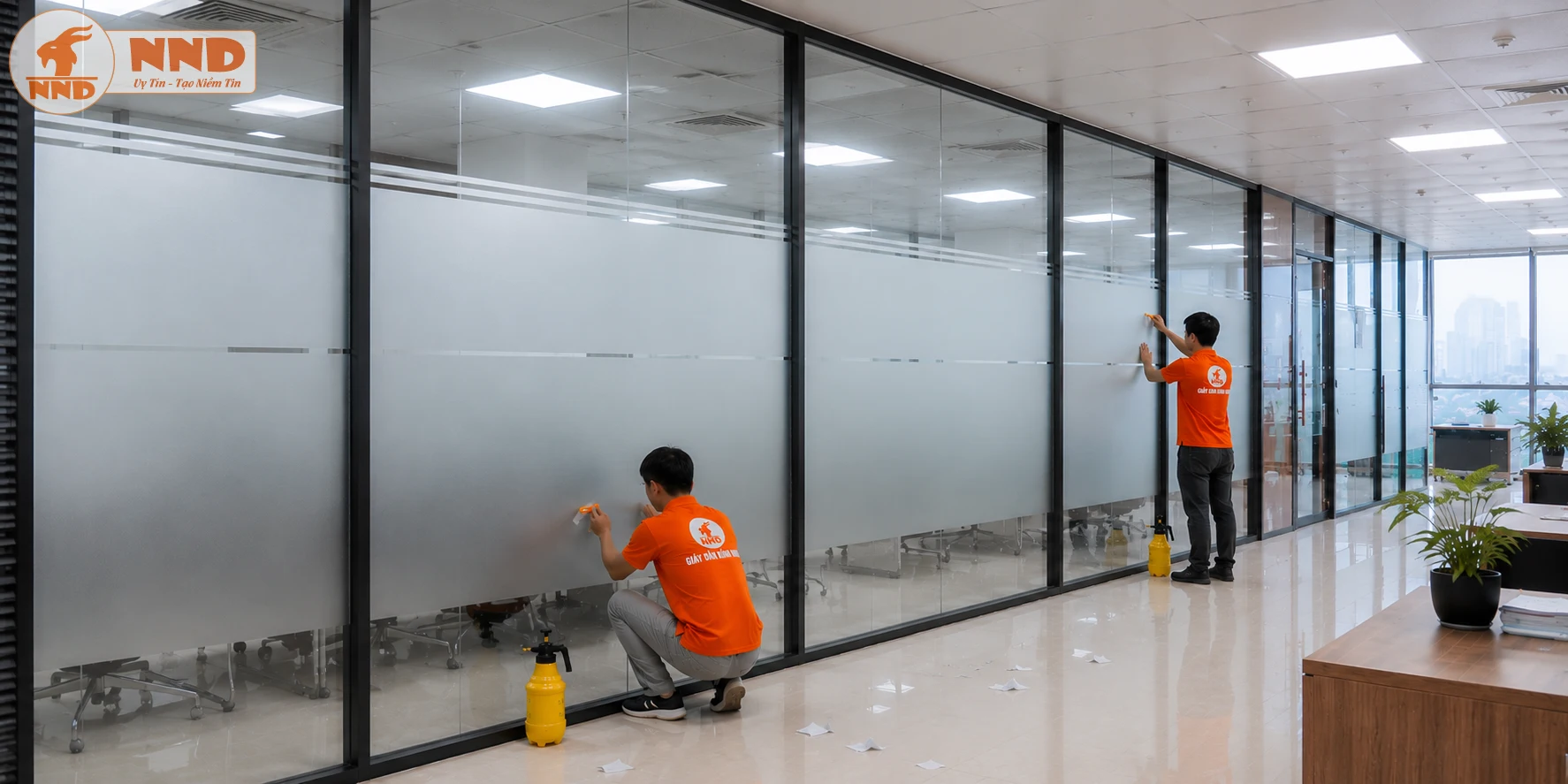 Mẫu decal mờ này phù hợp với các vách kính văn phòng có chiều dài lớn. Đường chỉ ngang tạo điểm nhấn tinh tế, giúp bề mặt kính trở nên sinh động hơn mà vẫn giữ phong cách tối giản. Nhờ khả năng lấy sáng tốt và che khuất tầm nhìn ở mức vừa phải, mẫu decal này rất thích hợp cho không gian làm việc hiện đại.