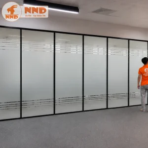 Mẫu decal mờ trên vách kính dài với các đường chỉ đều nhau tạo cảm giác gọn gàng và hiện đại. Giải pháp trang trí đơn giản nhưng hiệu quả cho văn phòng.