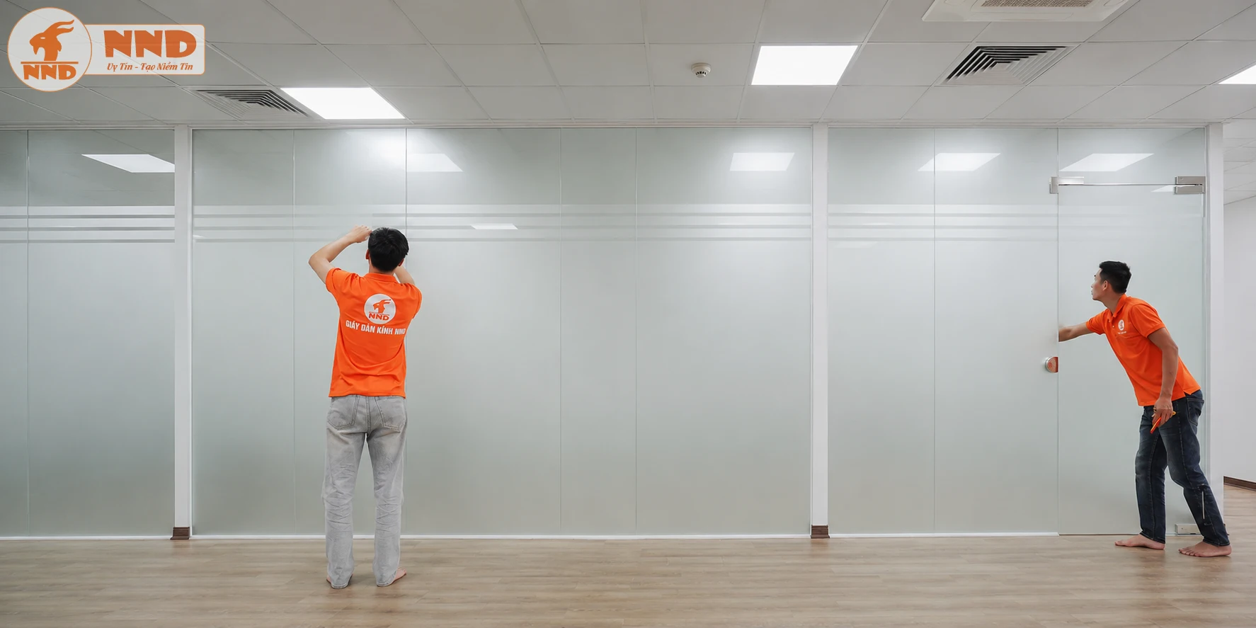 Thiết kế decal mờ trên hệ vách kính dài kết hợp nhiều đường chỉ ngang tạo nên tổng thể đồng bộ và chuyên nghiệp. Phần mờ rộng giúp đảm bảo sự riêng tư cho phòng họp hoặc khu vực làm việc, trong khi các đường chỉ tạo cảm giác nhẹ nhàng và hiện đại. Đây là mẫu thi công phổ biến tại các tòa nhà văn phòng.