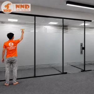 Thiết kế decal mờ kẻ chỉ cho hệ vách kính lớn giúp tăng tính riêng tư, giảm cảm giác trống trải và tạo điểm nhấn tinh tế cho toàn bộ không gian làm việc.