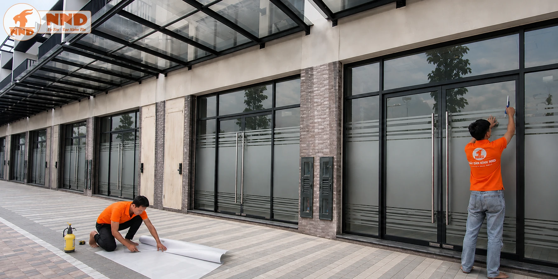 Đây là mẫu decal mờ dành cho cửa kính và mặt tiền văn phòng. Phần decal mờ che kín khu vực trung tâm, kết hợp các đường chỉ ngang giúp cửa kính trở nên nổi bật và dễ nhận biết hơn. Ngoài việc tăng tính riêng tư, mẫu decal còn góp phần nâng cao tính thẩm mỹ và tạo ấn tượng chuyên nghiệp ngay từ khu vực lối vào.