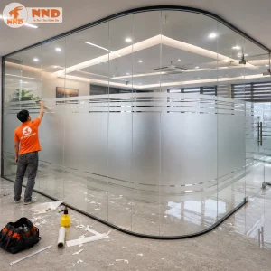Thiết kế decal mờ kết hợp nhiều đường chỉ ngang mảnh giúp vách kính bớt đơn điệu và tăng tính thẩm mỹ. Thích hợp cho văn phòng mở, phòng họp hoặc khu làm việc chuyên nghiệp.