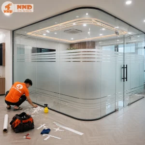 Kiểu dán decal mờ với các đường chỉ chạy theo đường cong của kính tạo cảm giác liền mạch và sang trọng. Giải pháp lý tưởng cho các công trình văn phòng hiện đại.