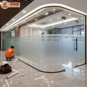 Mẫu decal mờ kẻ chỉ cho vách kính cong giúp tăng sự riêng tư nhưng vẫn giữ được ánh sáng tự nhiên. Thiết kế tối giản, phù hợp với nhiều phong cách nội thất.