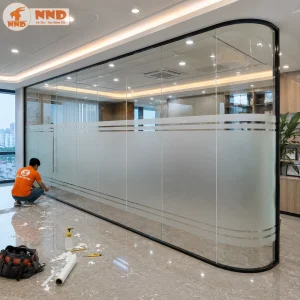 Decal mờ kết hợp ba đường chỉ trên và dưới mang lại vẻ đẹp tinh tế, giúp không gian văn phòng trở nên chuyên nghiệp, hiện đại và dễ nhận diện vách kính.