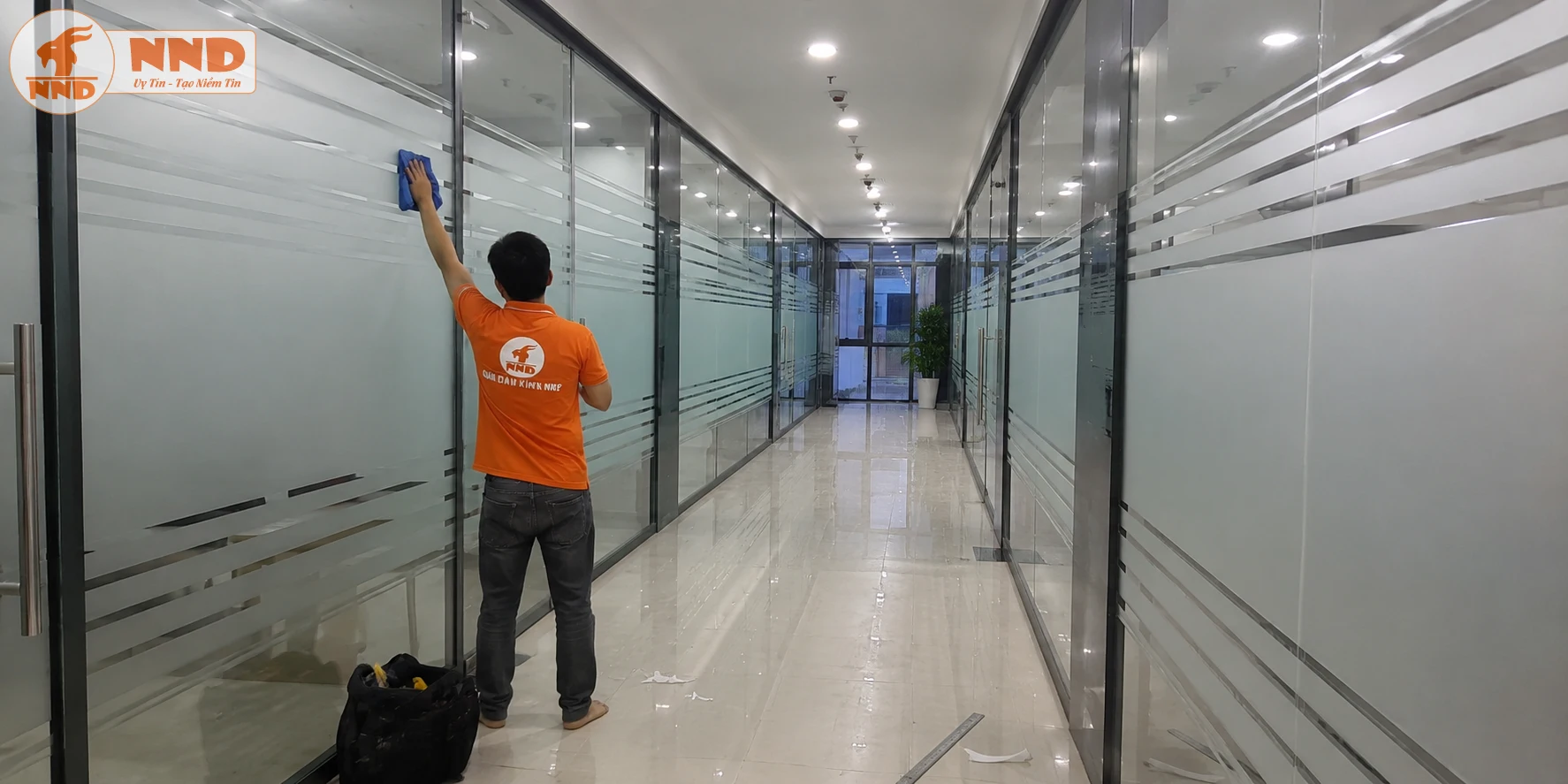 Mẫu decal mờ kẻ chỉ cho hành lang văn phòng giúp tạo sự đồng bộ giữa các phòng làm việc. Các đường chỉ ngang được thiết kế chạy xuyên suốt toàn bộ hành lang, tạo cảm giác chuyên nghiệp và sang trọng. Ngoài chức năng trang trí, mẫu decal còn giúp cảnh báo vách kính, hạn chế va chạm khi di chuyển.