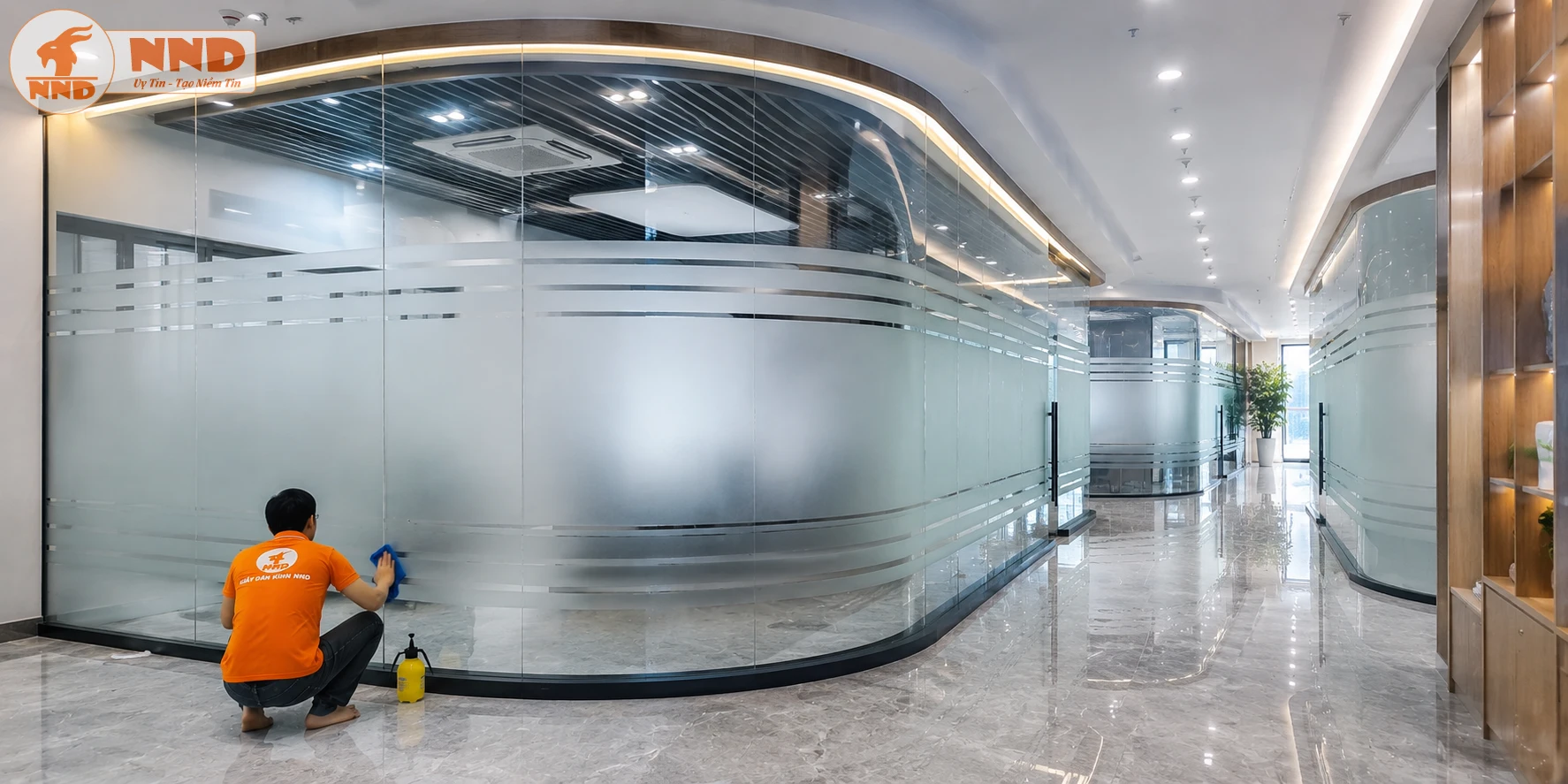 Đây là mẫu decal mờ dành cho khu vực có nhiều vách kính cong, mang phong cách thiết kế hiện đại và cao cấp. Phần decal mờ lớn kết hợp các đường chỉ ngang mảnh tạo hiệu ứng thị giác hài hòa, giúp không gian vừa kín đáo vừa rộng rãi. Mẫu này phù hợp với các văn phòng hạng A, trung tâm tài chính hoặc khu thương mại.