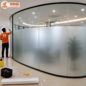 Thi công decal dán kính mờ trơn cho vách kính cong, tạo không gian riêng tư mà vẫn giữ ánh sáng tự nhiên.