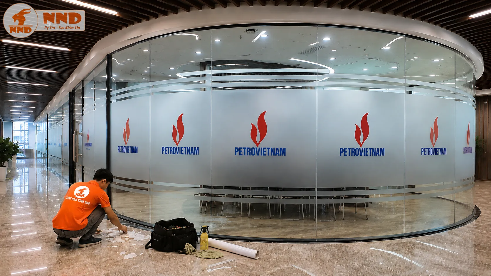 Thi công decal mờ dán kính kết hợp in logo PetroVietnam trên vách kính cong phòng họp. Thiết kế giúp tăng nhận diện thương hiệu, đảm bảo sự riêng tư và mang đến không gian văn phòng chuyên nghiệp.