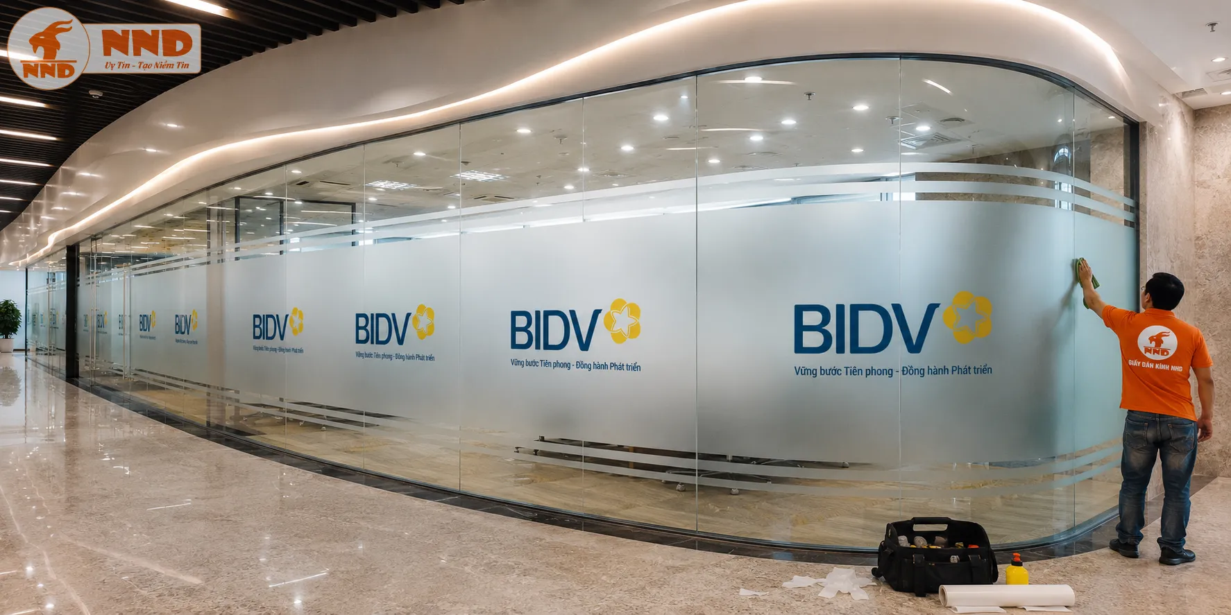 Thi công decal mờ in logo BIDV trên kính văn phòng với phong cách tối giản, tạo điểm nhấn nổi bật, giữ ánh sáng tự nhiên và tăng tính riêng tư cho phòng làm việc.