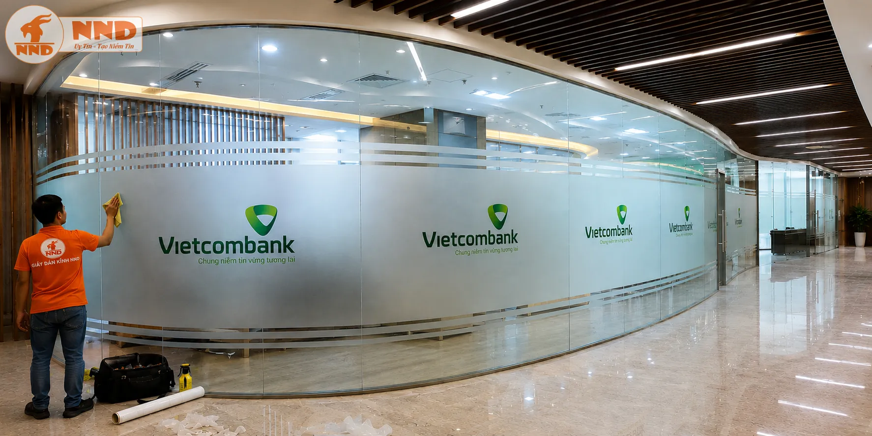Mẫu decal mờ dán kính in logo Vietcombank giúp không gian văn phòng chuyên nghiệp hơn. Logo sắc nét kết hợp nền decal mờ mang lại tính thẩm mỹ và hiệu quả nhận diện cao.