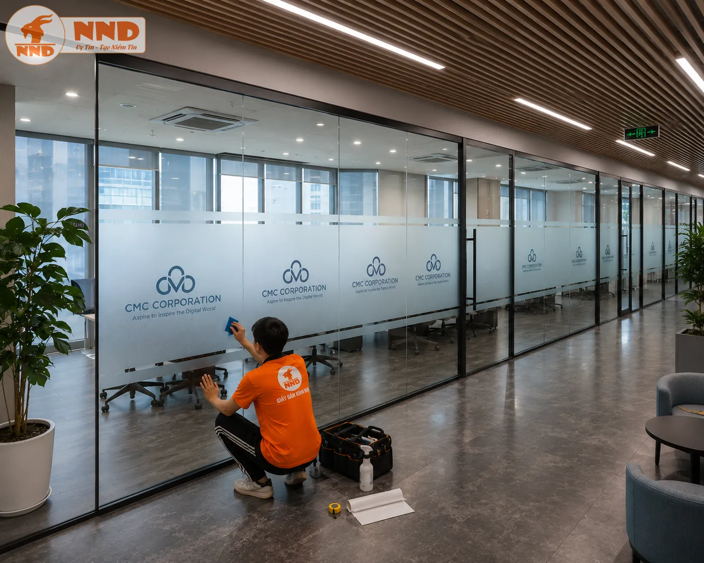 Mẫu decal mờ dán kính in logo CMC Corporation với bố cục hài hòa, giúp phân chia không gian hiệu quả mà vẫn đảm bảo ánh sáng tự nhiên cho văn phòng.